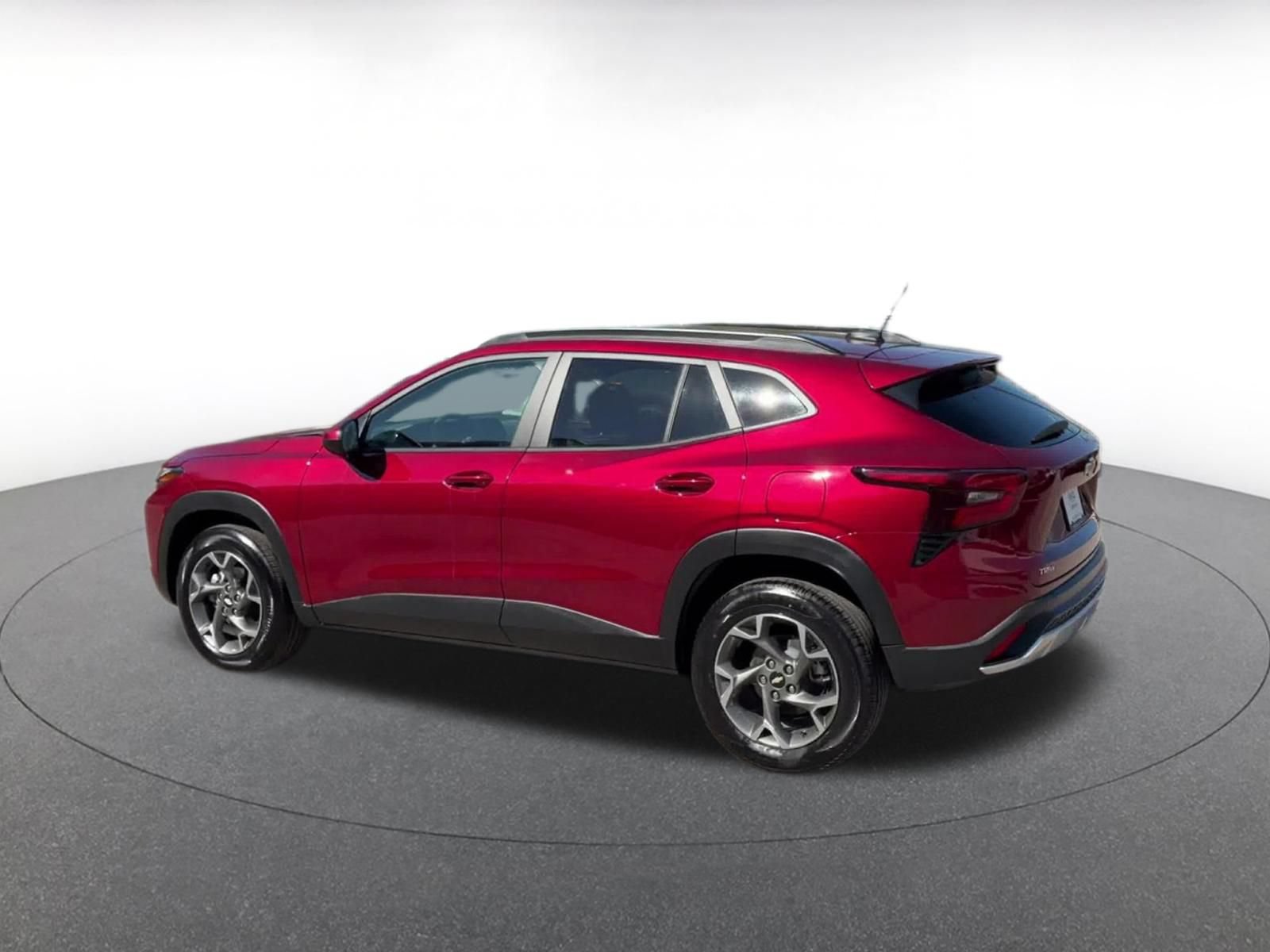 Used 2025 Chevrolet Trax LT FWD image 9