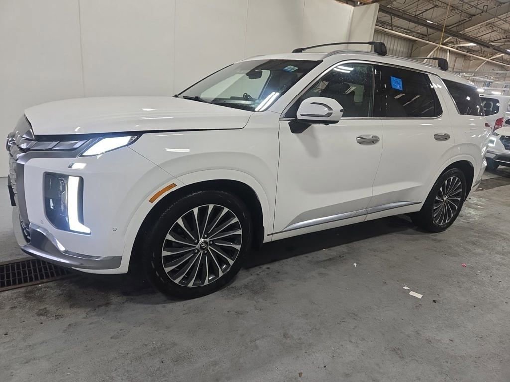 Used 2023 Hyundai Palisade Calligraphy image 2