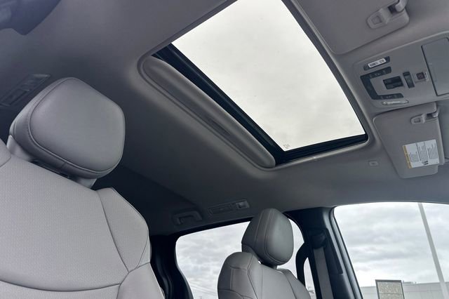 Used 2025 Toyota Sienna XLE image 21
