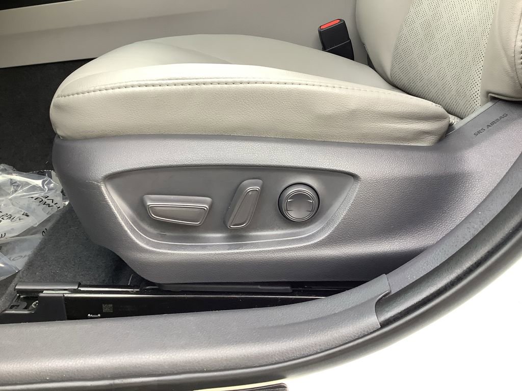 Used 2018 Toyota Camry XSE image 25