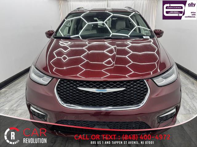 Used 2021 Chrysler Pacifica Touring-L FWD image 2