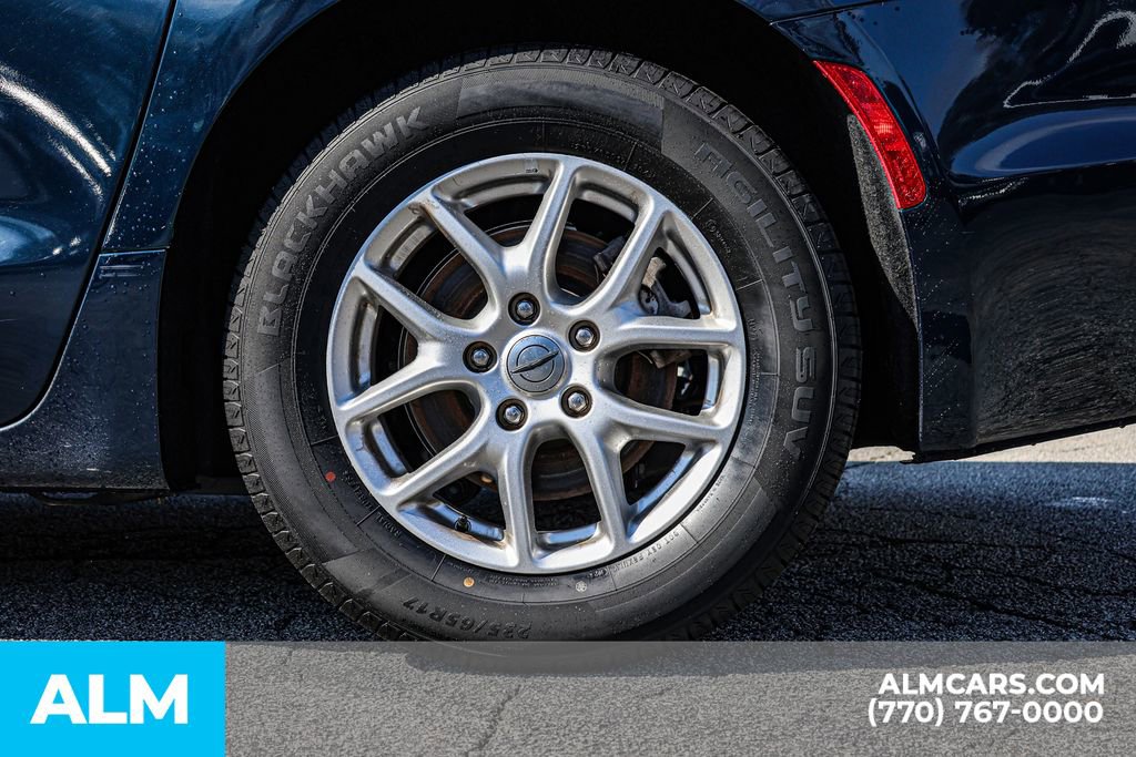 Used 2024 Chrysler Pacifica Touring-L image 18