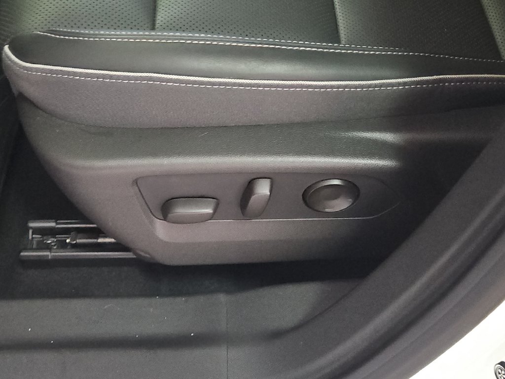 Used 2022 Buick Envision Essence w/ Technology Package I FWD image 16