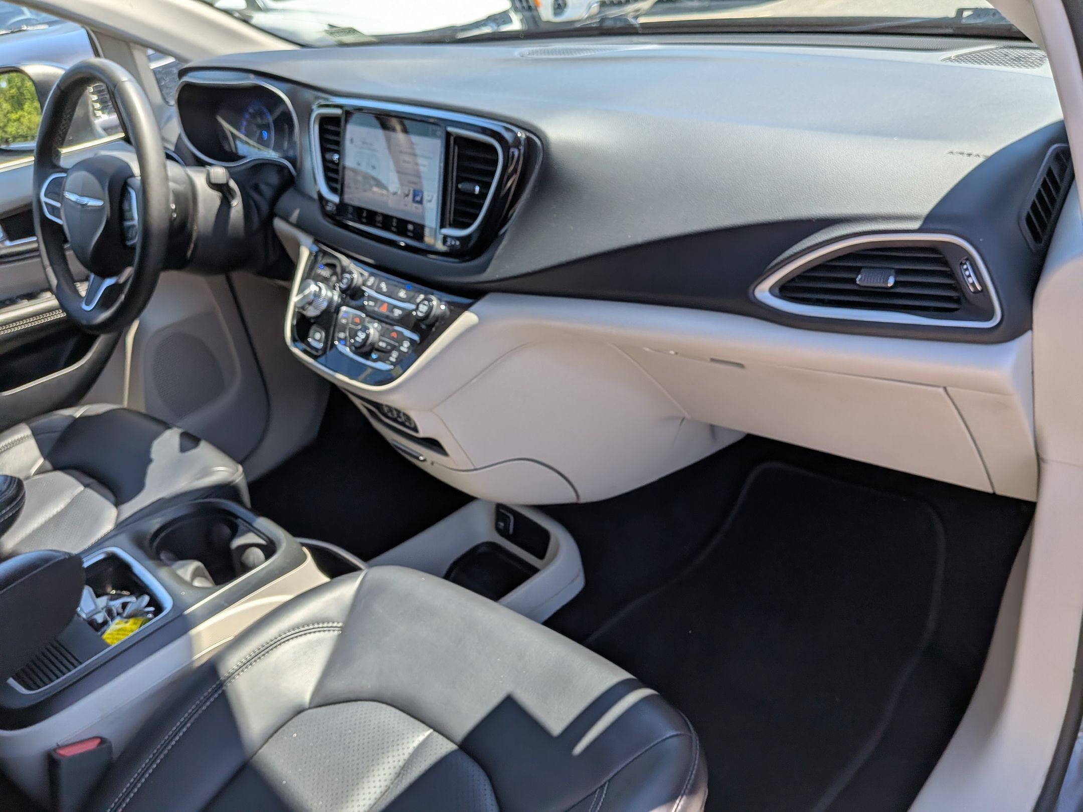 Used 2023 Chrysler Pacifica Touring-L FWD image 37