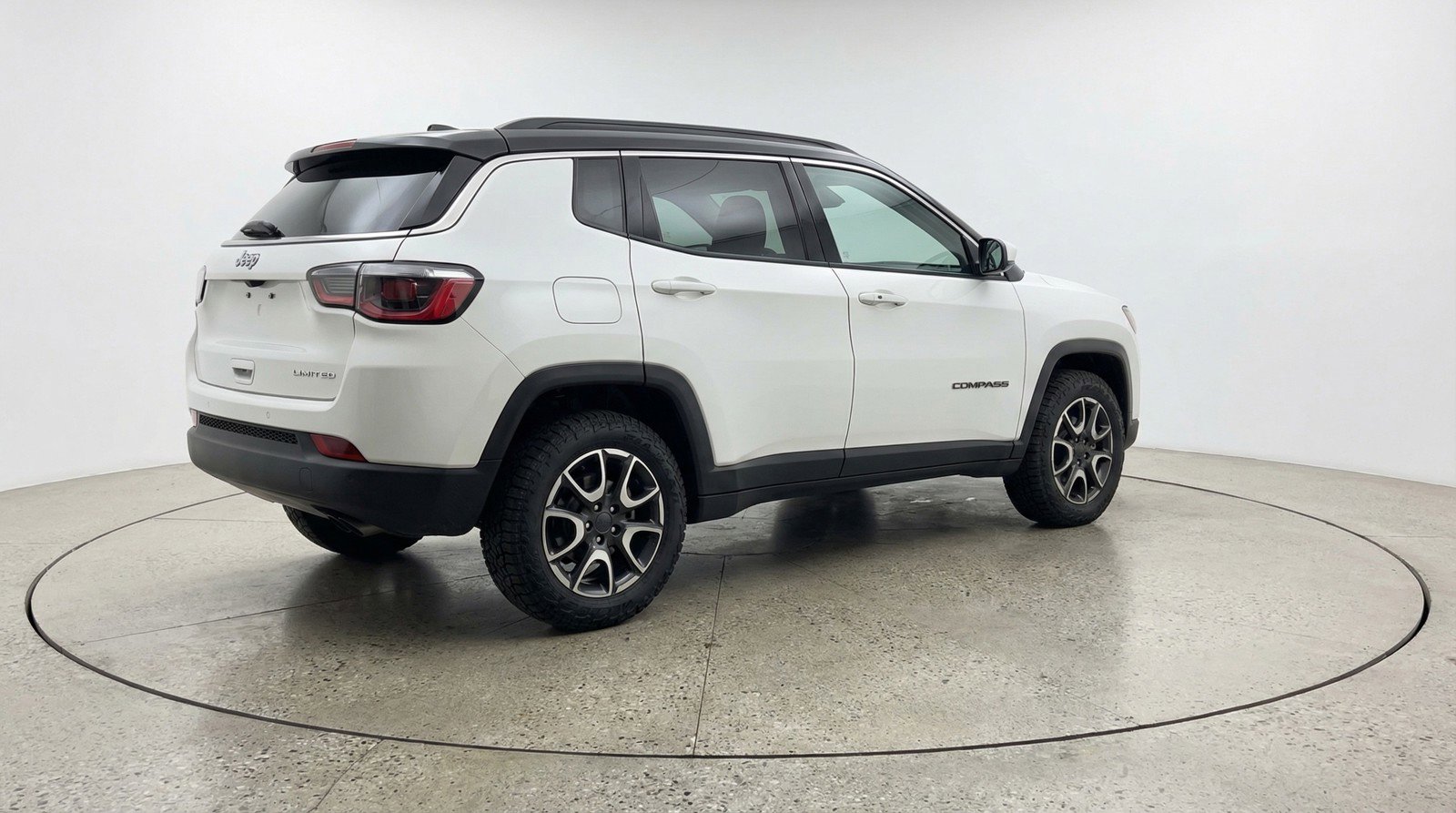 Used 2025 Jeep Compass Trailhawk image 9