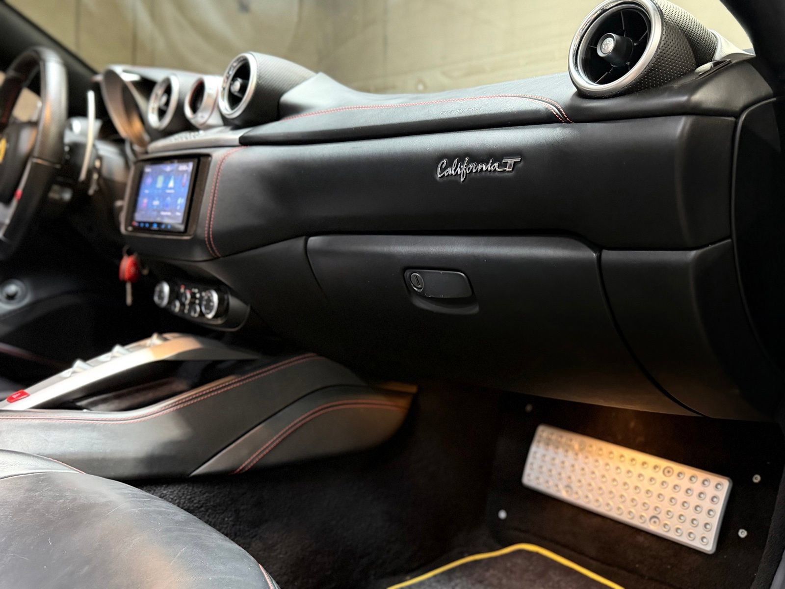 Used 2015 Ferrari California T RWD image 19