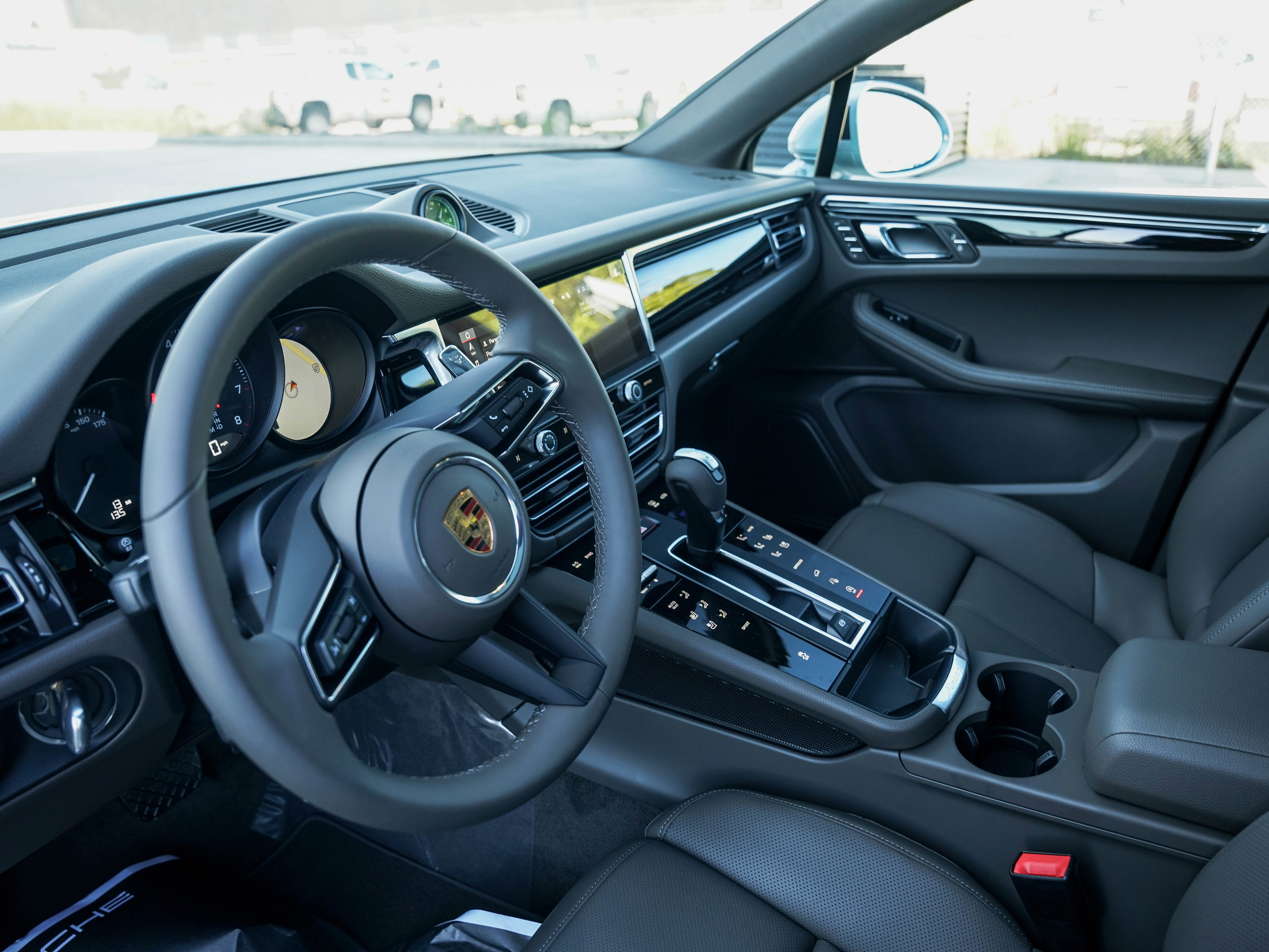 Certified 2025 Porsche Macan image 4