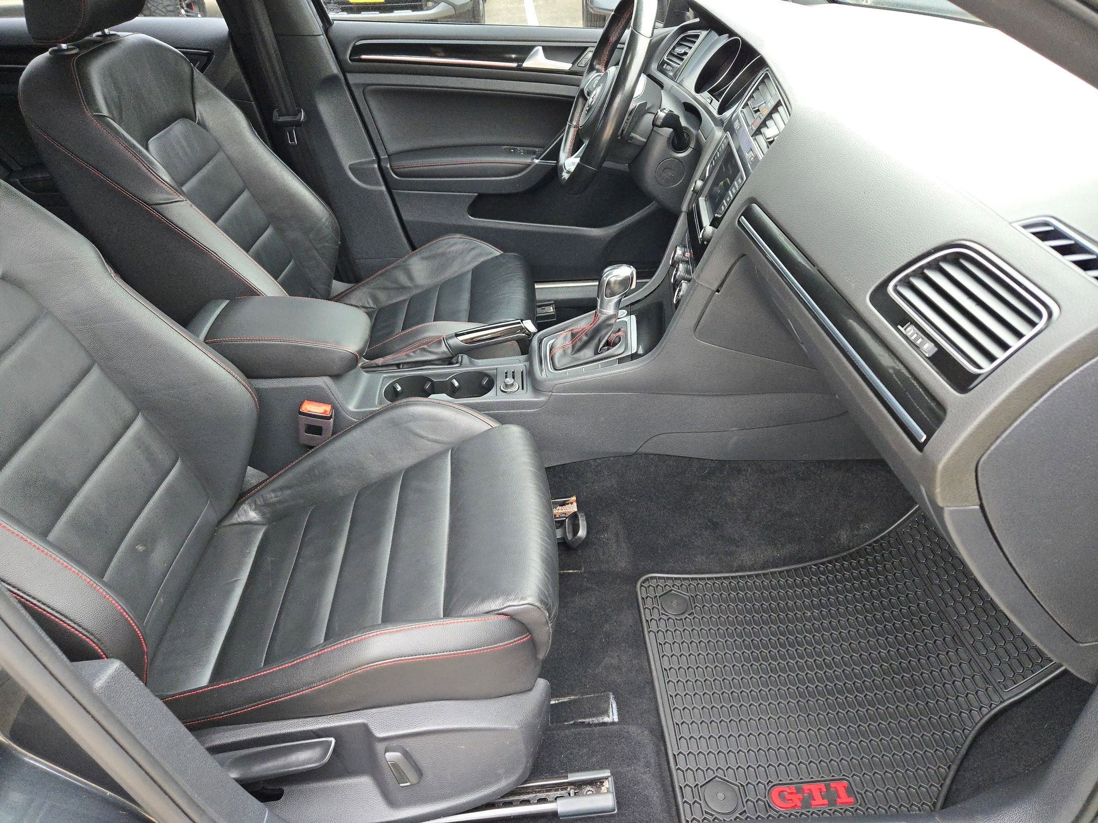 Used 2017 Volkswagen GTI SE image 28