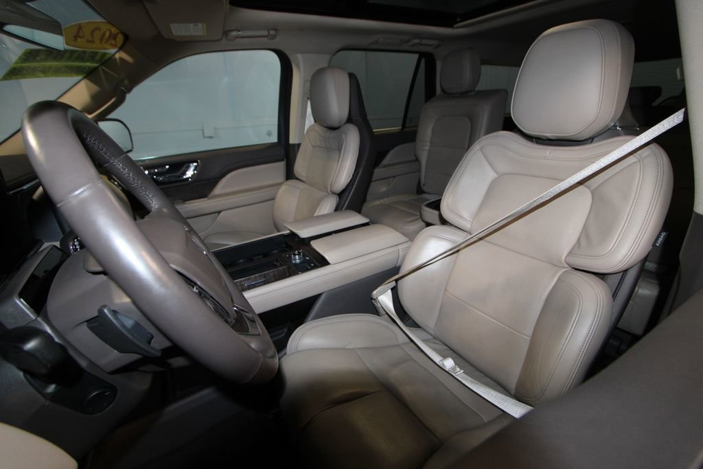 Used 2024 Lincoln Navigator L Reserve image 4