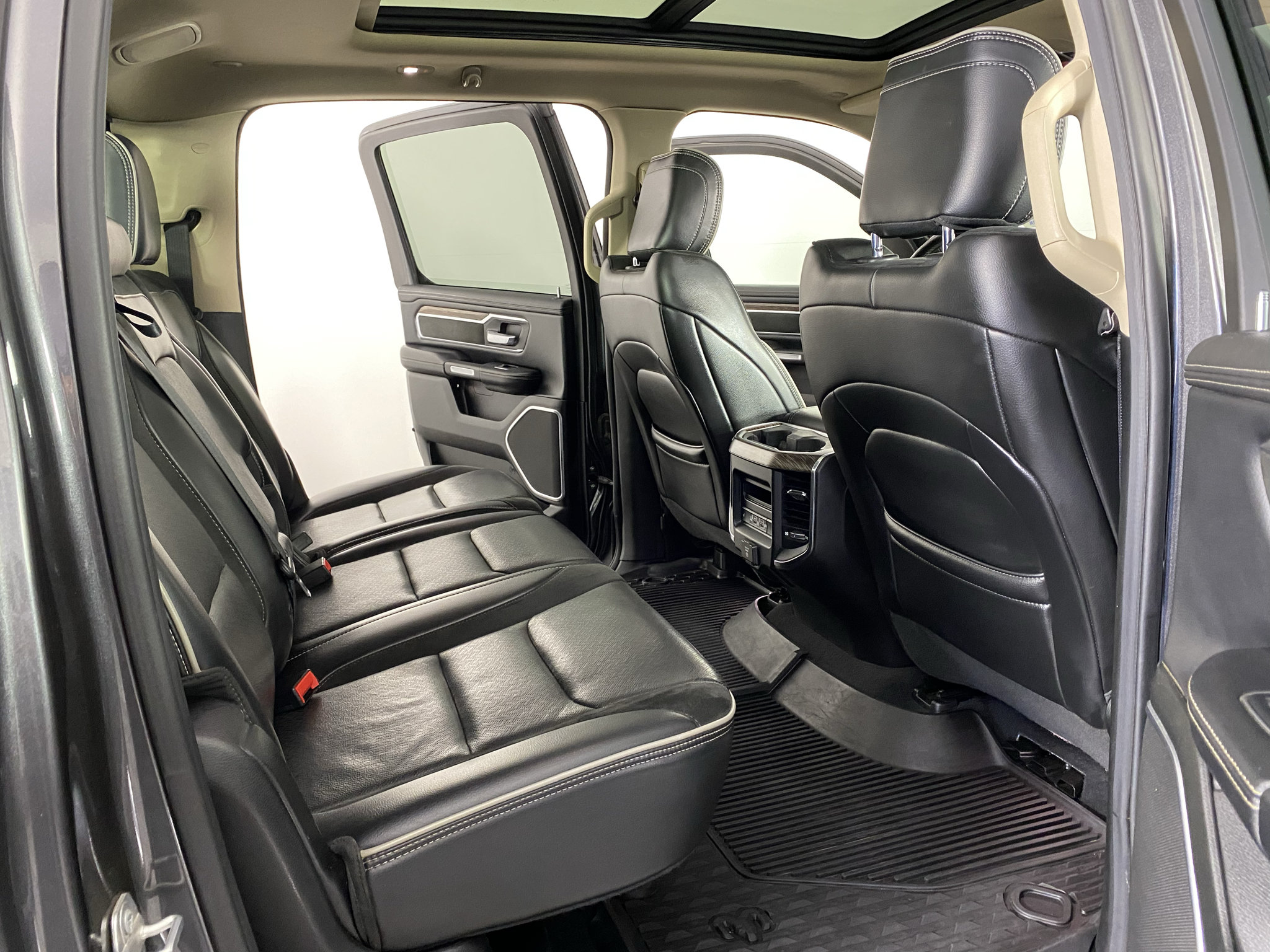 Used 2019 RAM 1500 Laramie AWD/4WD image 27