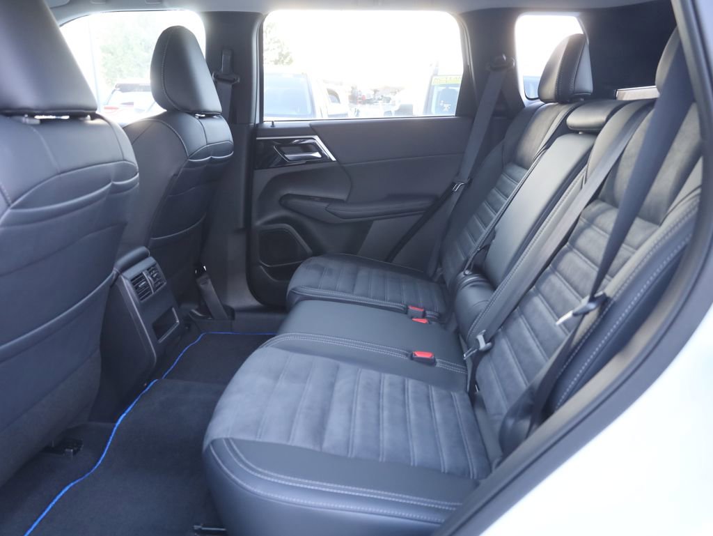 New 2025 Mitsubishi Outlander SE image 25