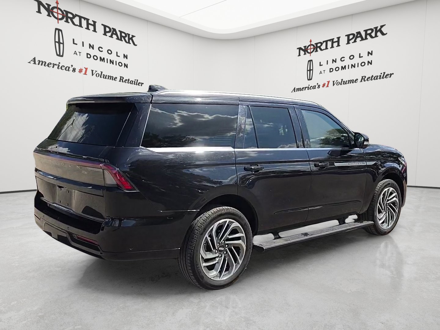 Used 2025 Lincoln Navigator Reserve AWD/4WD image 5