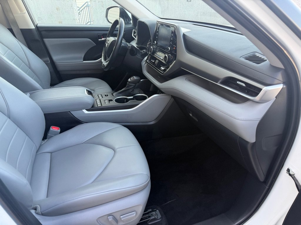 Used 2022 Toyota Highlander XLE AWD/4WD image 24