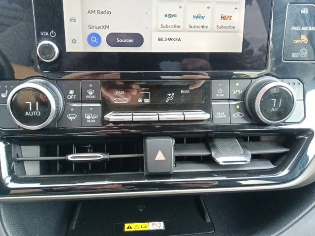 Used 2023 Toyota Highlander XLE image 24