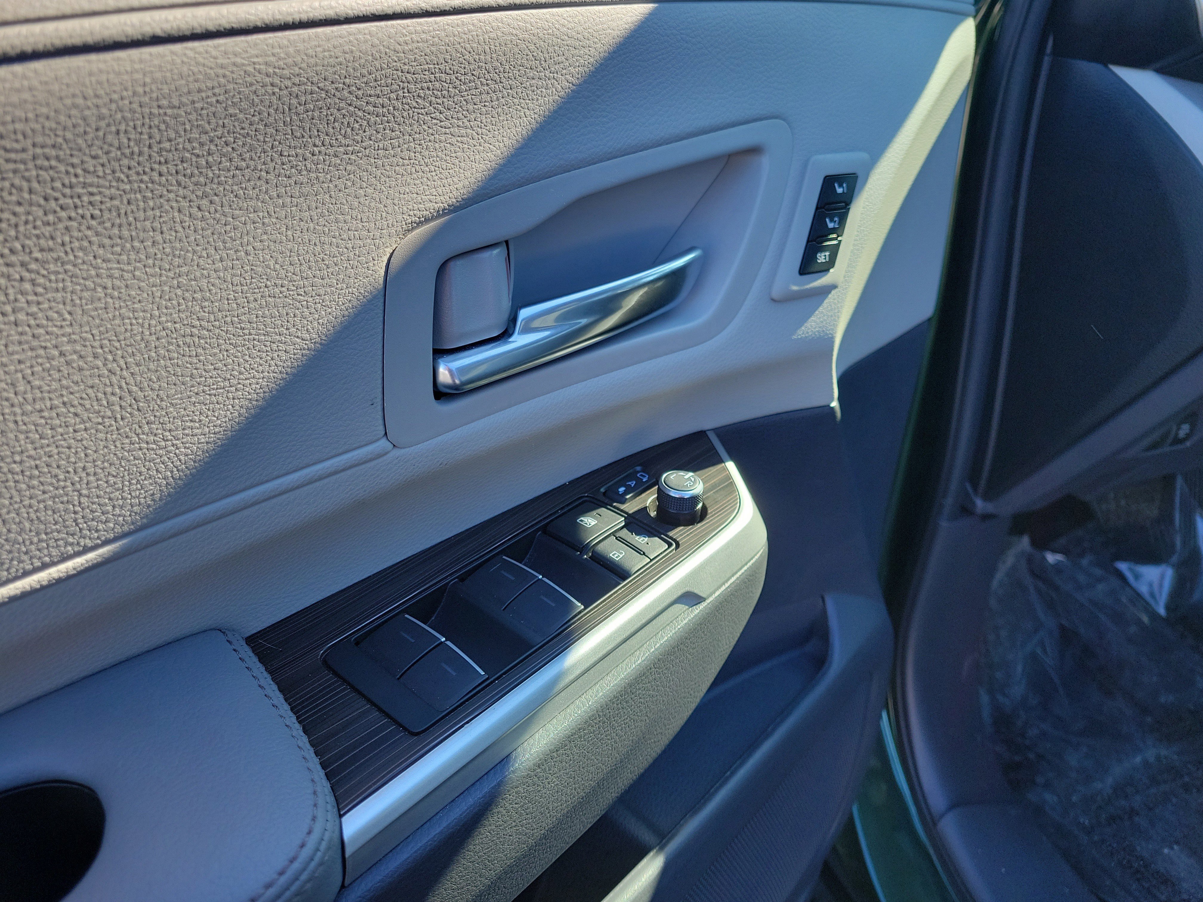 Used 2024 Toyota Sienna Limited image 18