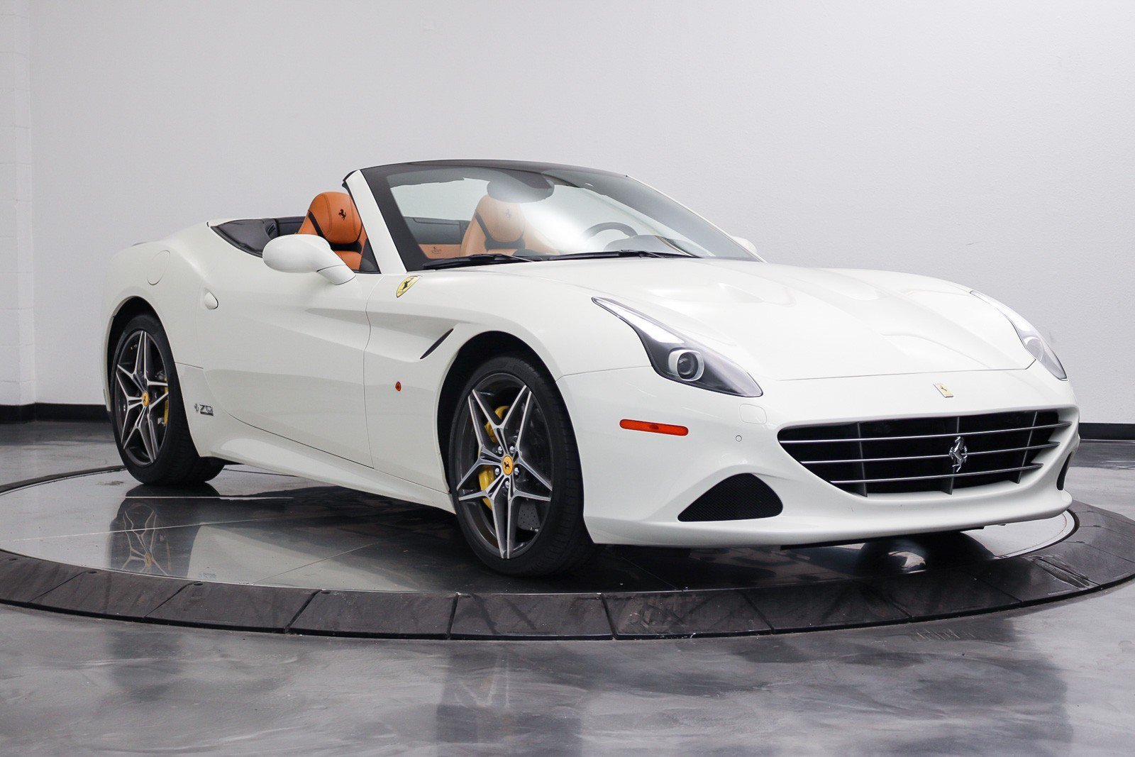 Used 2017 Ferrari California T RWD image 23