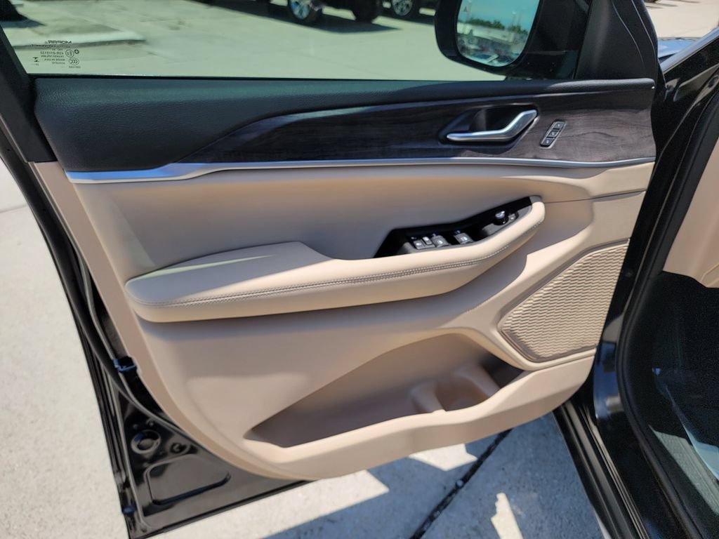 Used 2025 Jeep Grand Cherokee Limited w/ Luxury Tech Group II RWD image 10