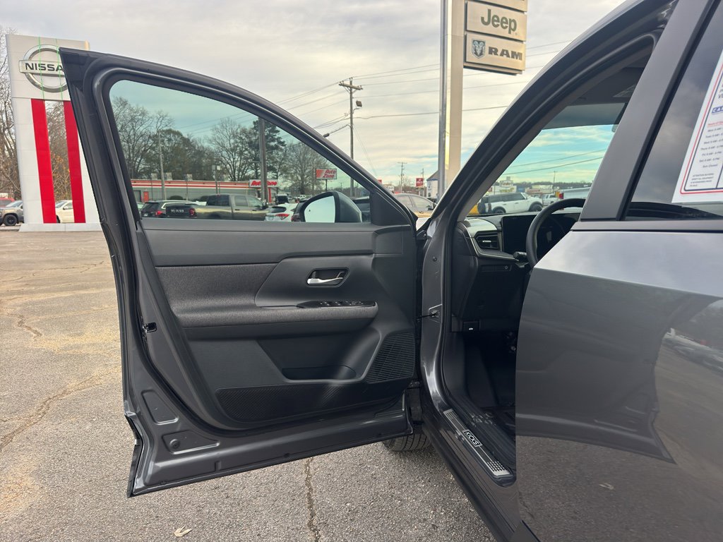 Used 2025 Nissan Kicks SV w/ Illumination Package image 17