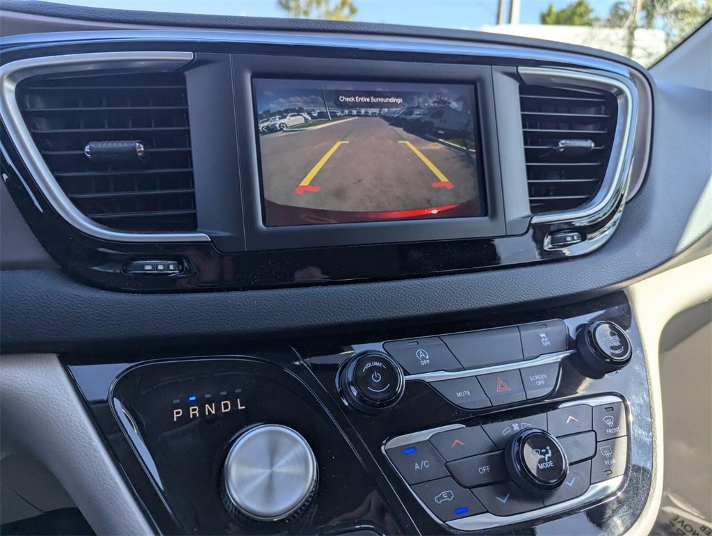 Used 2023 Chrysler Voyager LX image 32