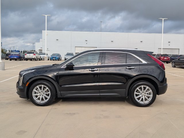Used 2022 Cadillac XT4 Luxury w/ Cold Weather Package FWD image 3