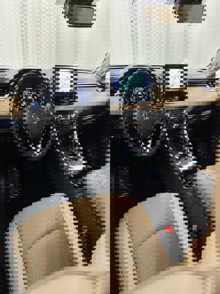 Used 2019 Toyota RAV4 Limited image 27