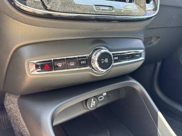 Certified 2025 Volvo XC40 B5 Core w/ Protection Package Premier AWD/4WD image 31