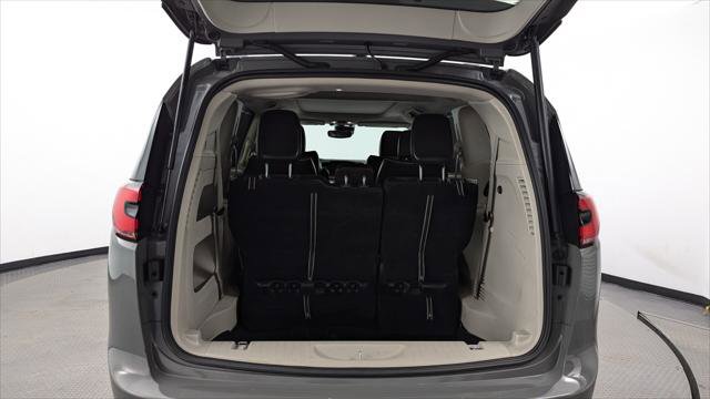 Used 2023 Chrysler Pacifica Limited image 18