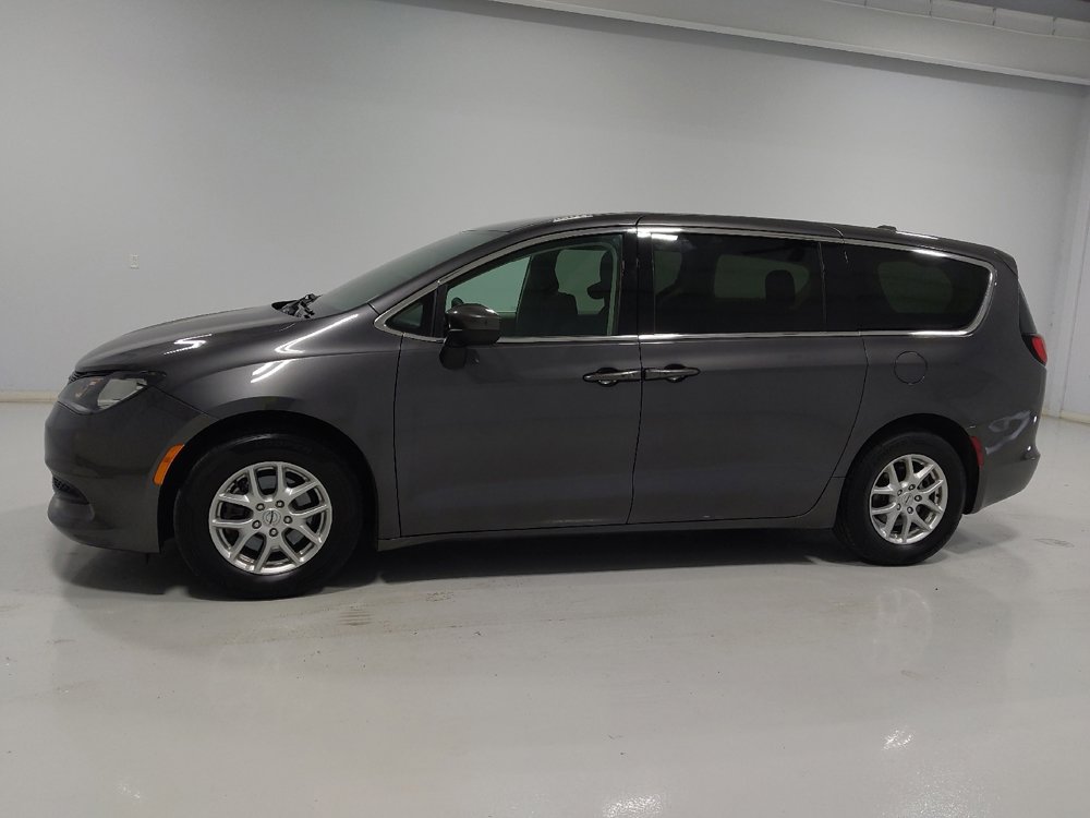 Used 2022 Chrysler Voyager LX image 2