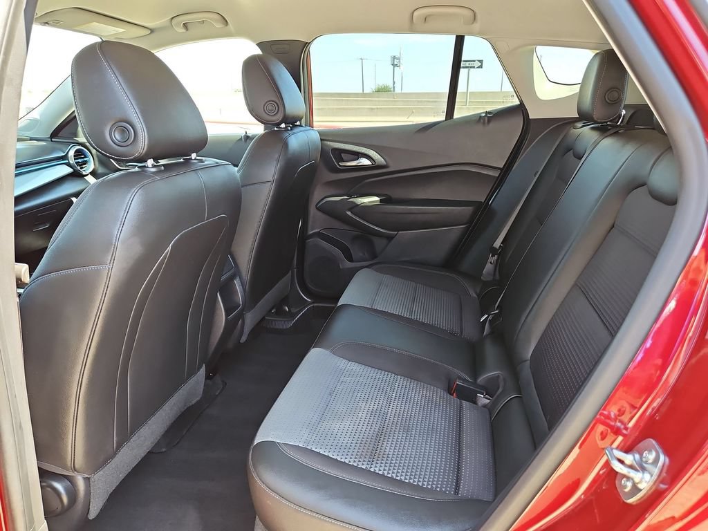 Used 2025 Chevrolet Trax LT w/ LT Convenience Package FWD image 28
