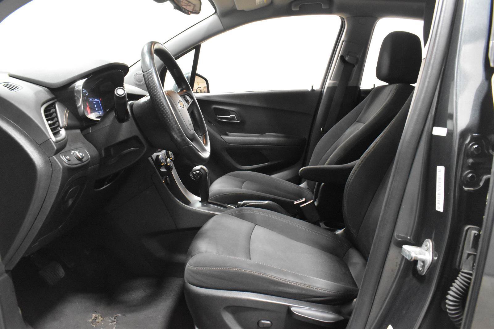 Used 2020 Chevrolet Trax LT FWD image 6