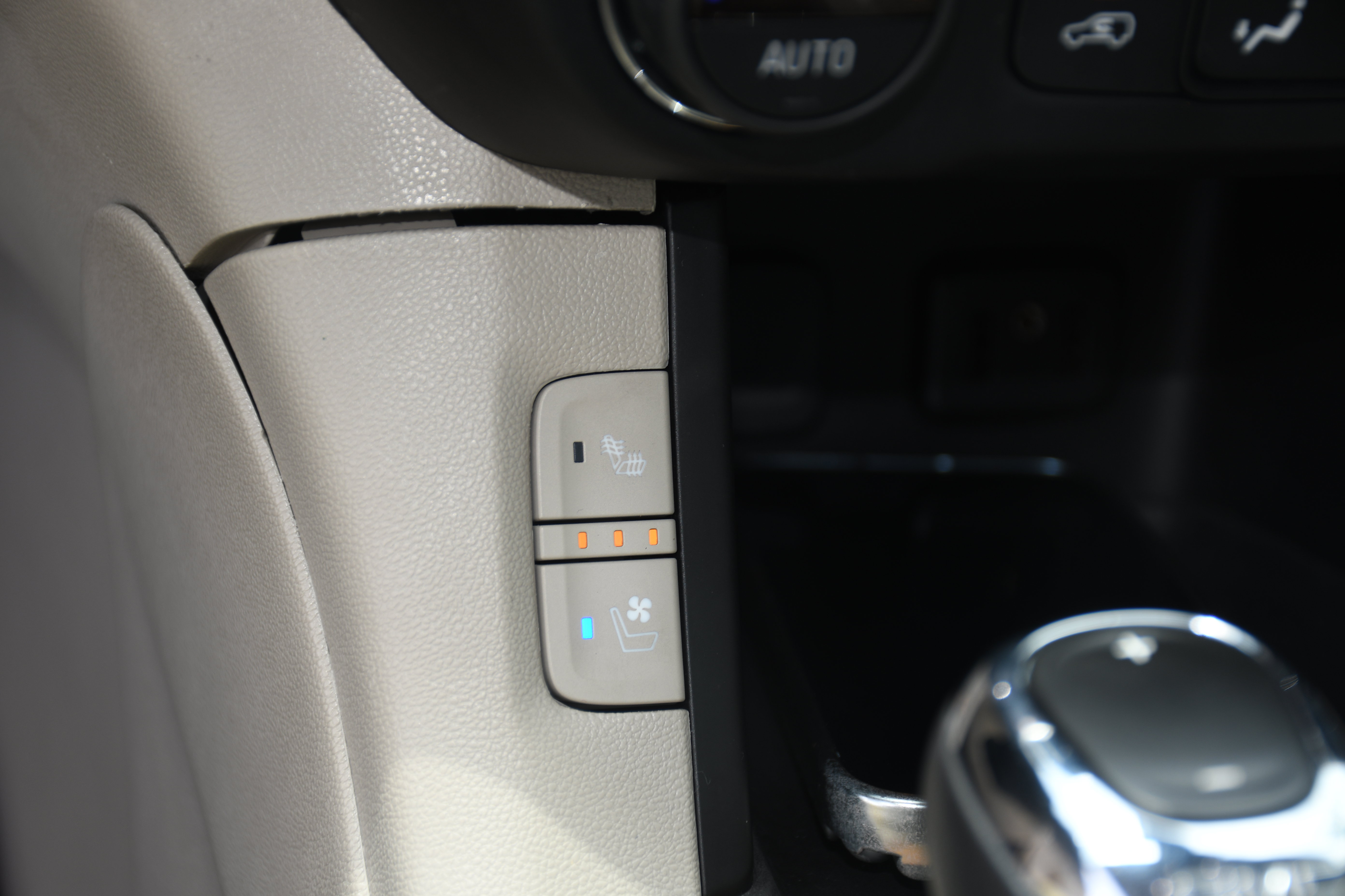 Used 2019 GMC Acadia Denali w/ Technology Package FWD image 16