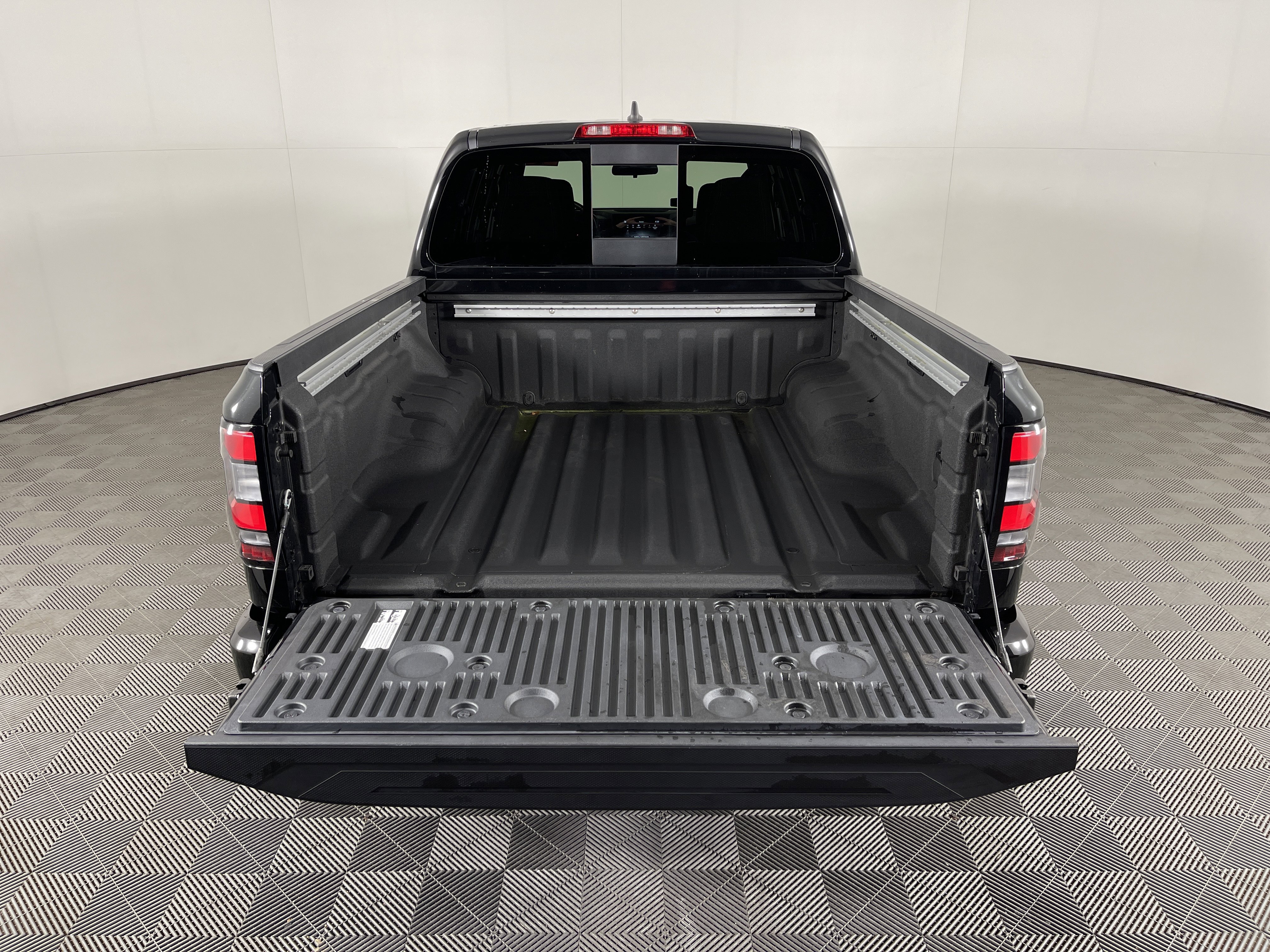 Used 2023 Nissan Frontier PRO-4X w/ Pro Convenience Package image 8