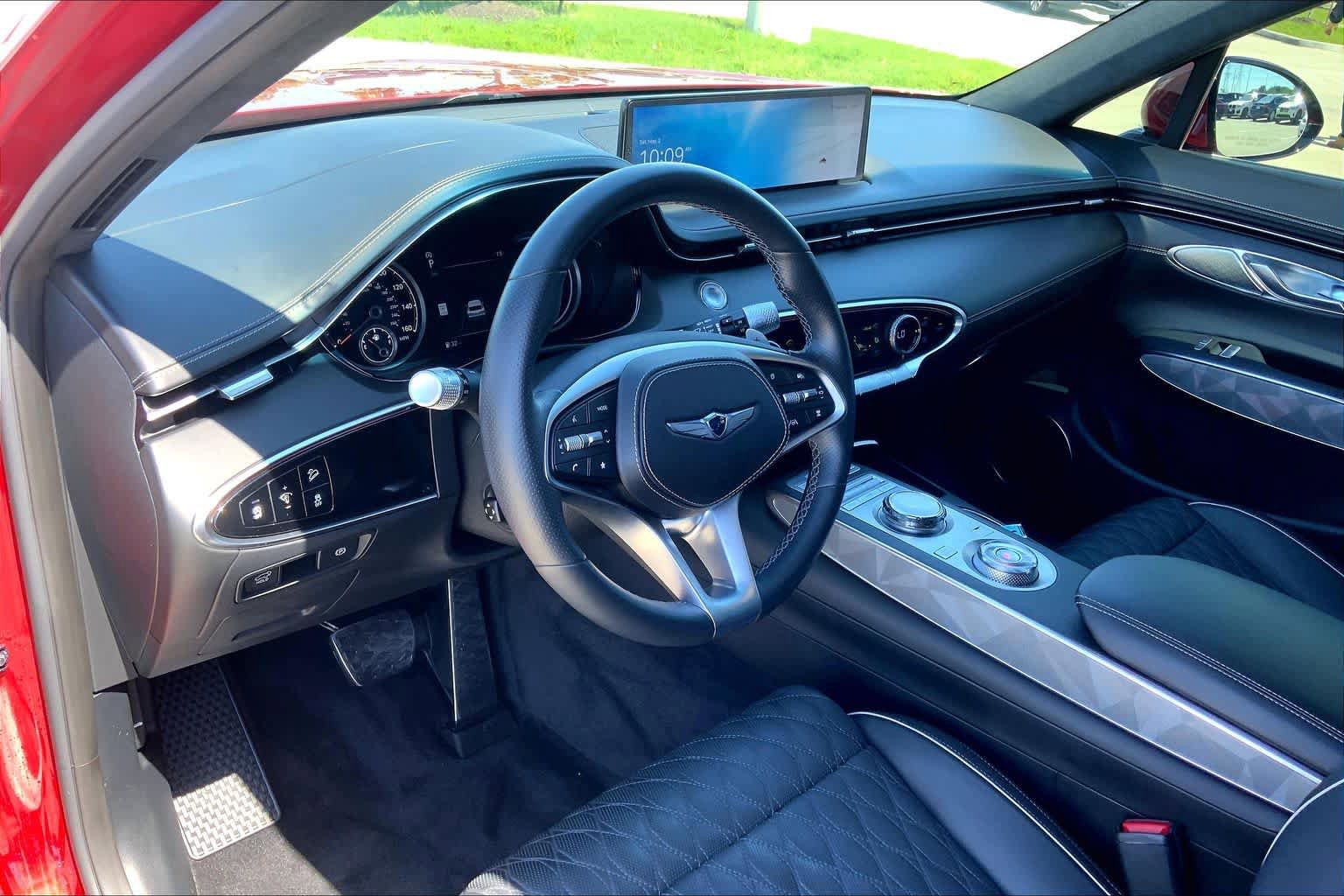 Used 2024 Genesis GV70 3.5T Sport w/ Sport Advanced Package AWD/4WD image 17