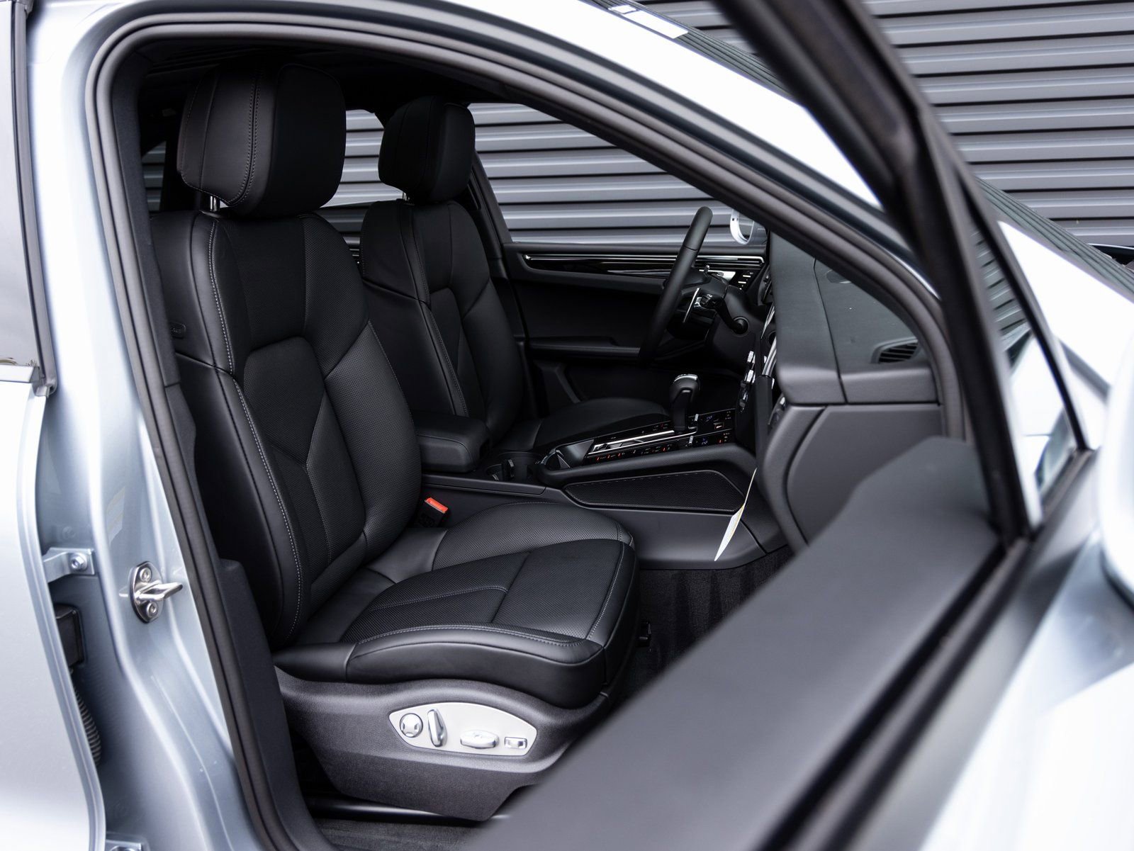 Certified 2026 Porsche Macan image 32