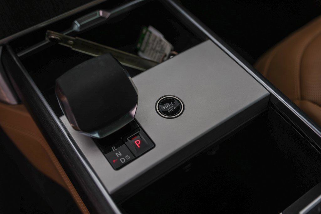 Used 2024 Land Rover Range Rover Long Wheelbase SE image 25