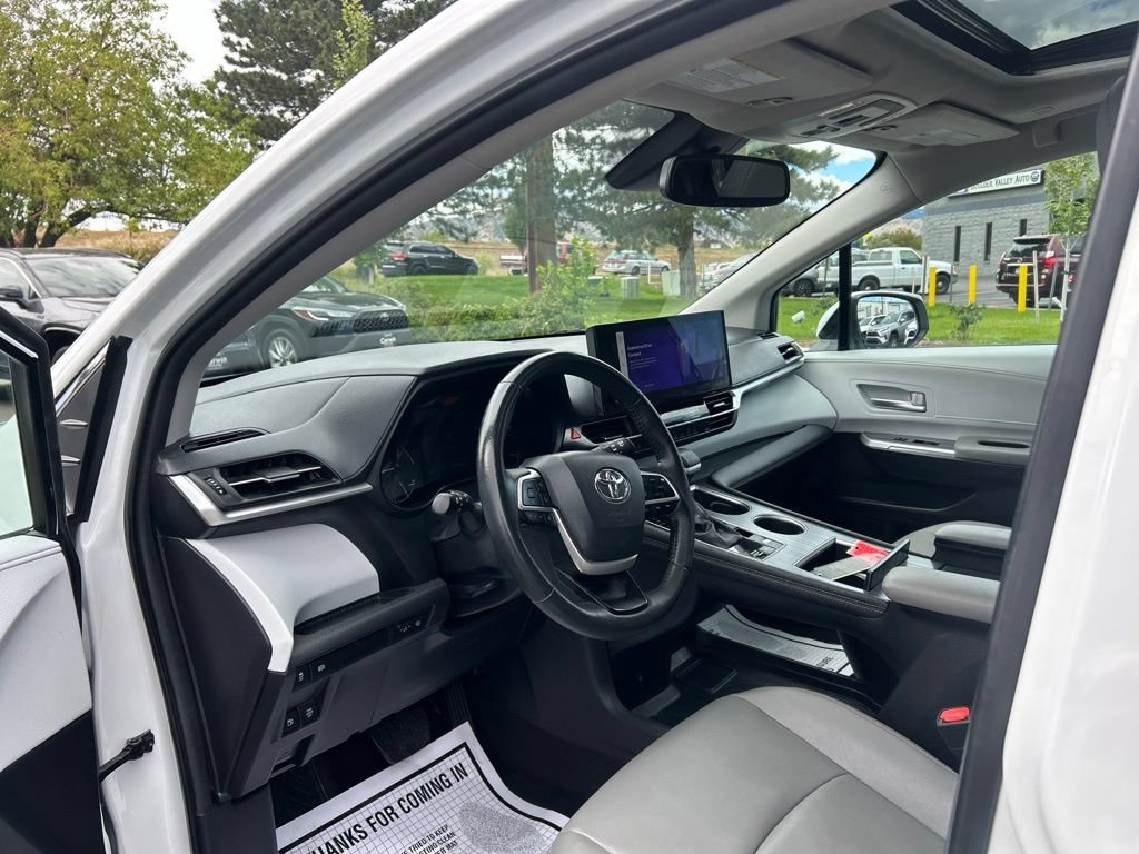 Used 2025 Toyota Sienna XLE AWD/4WD image 23