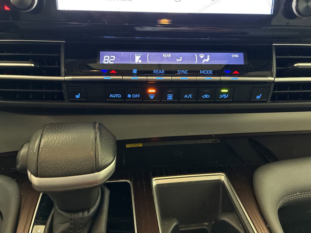 Used 2022 Toyota Sienna XLE w/ XLE Plus Package FWD image 21