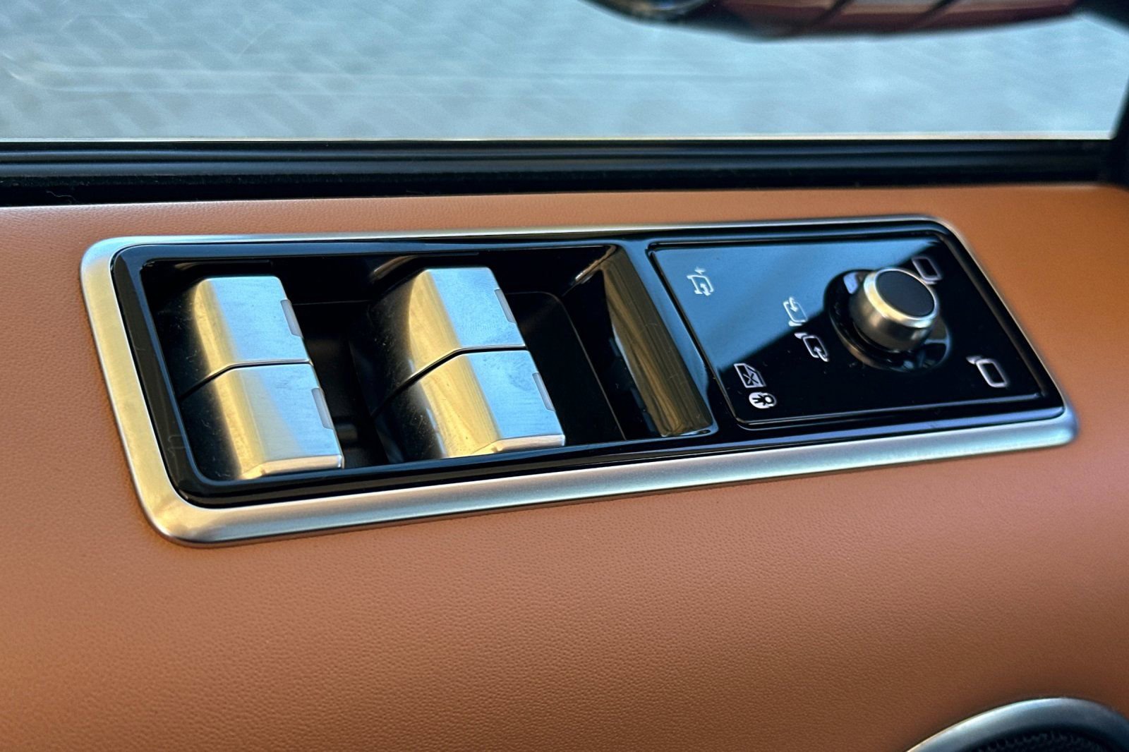 Used 2022 Land Rover Range Rover Sport SVR image 13