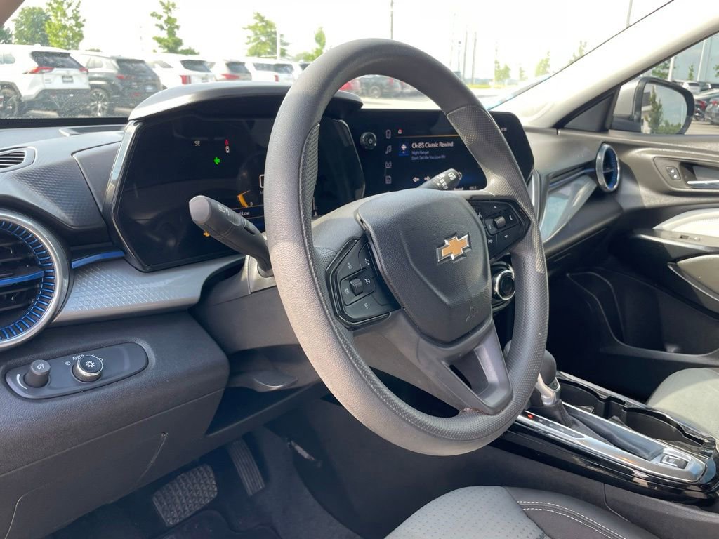 Used 2025 Chevrolet Trax LT FWD image 9