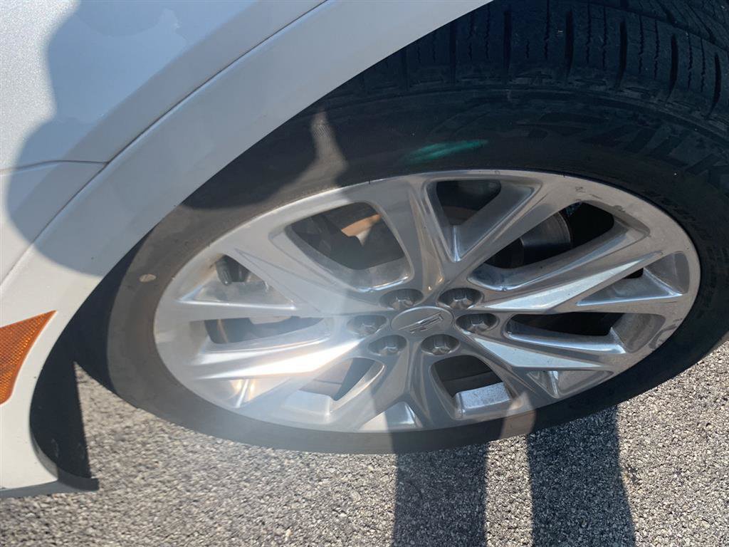 Used 2017 Cadillac XT5 Platinum AWD/4WD image 2