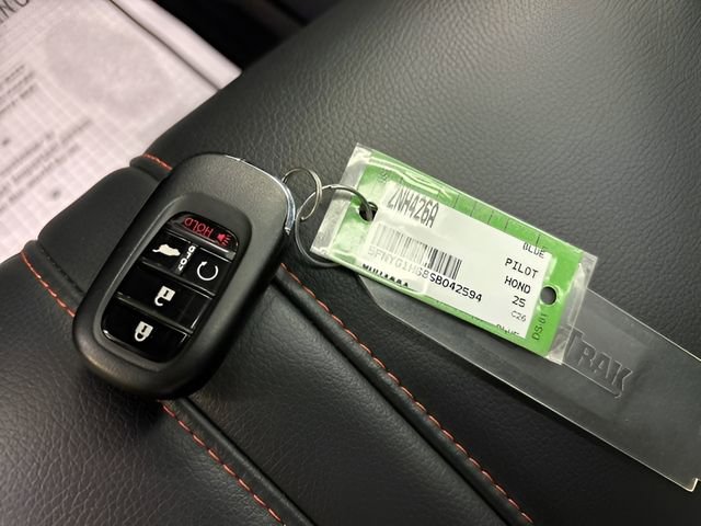 Used 2025 Honda Pilot TrailSport image 30