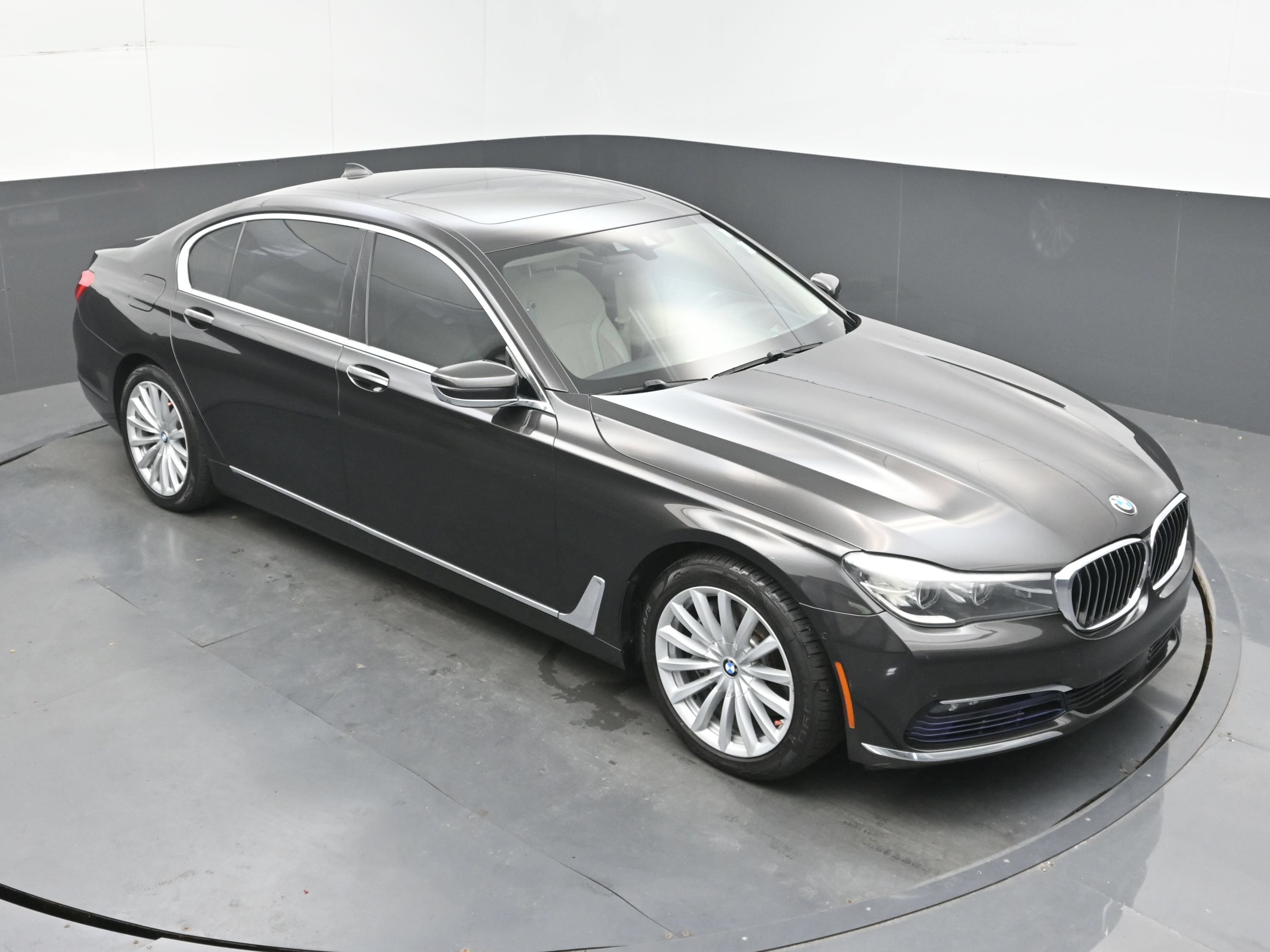 Used 2017 BMW 740i xDrive AWD/4WD image 32