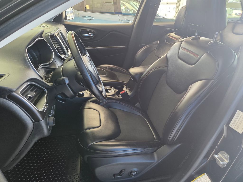 Used 2019 Jeep Cherokee Trailhawk w/ Comfort & Convenience Group image 18