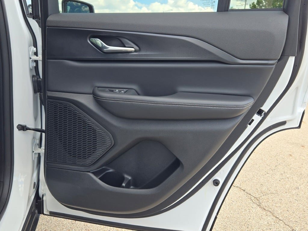 New 2025 Jeep Grand Cherokee Altitude image 13