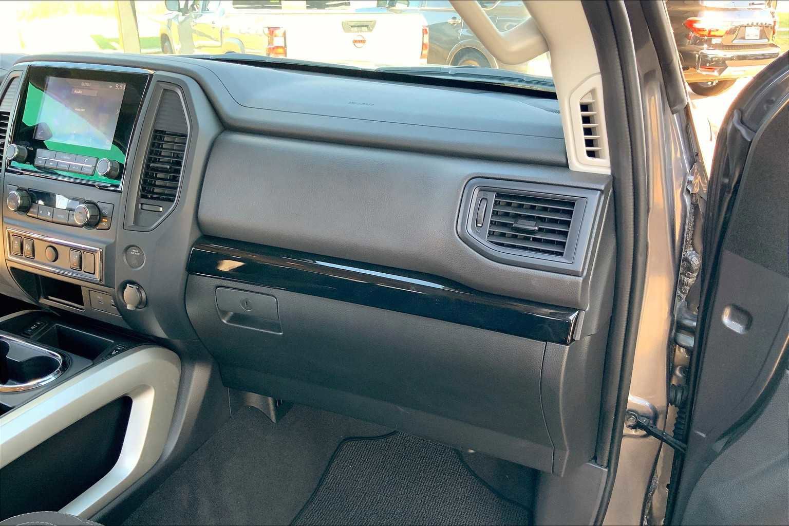 Used 2024 Nissan Titan SV w/ SV Convenience Package image 16