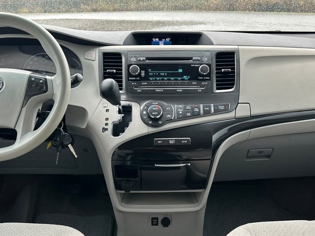 Used 2014 Toyota Sienna LE image 23