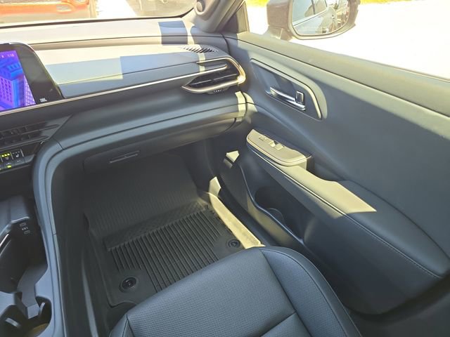 Used 2023 Toyota Crown Limited image 12