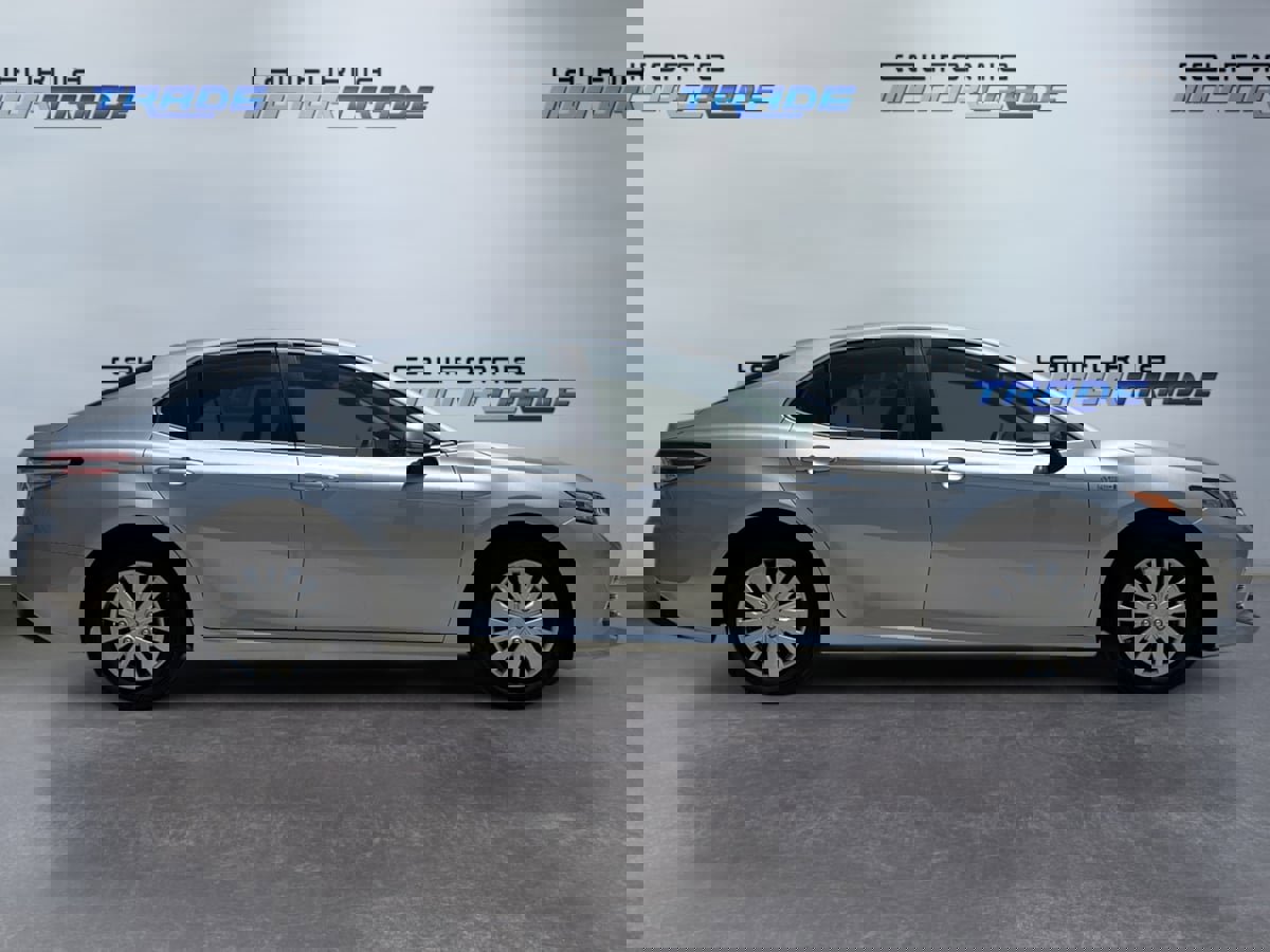Used 2020 Toyota Camry LE image 4