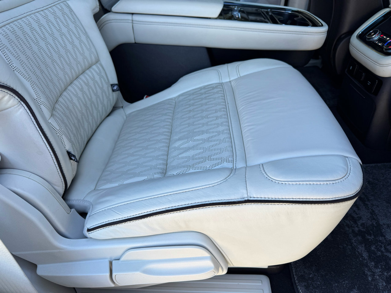 Used 2018 Lincoln Navigator Black Label w/ Cargo Package image 48