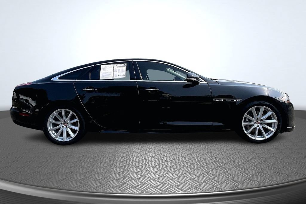 Used 2018 Jaguar XJ R-Sport RWD image 4